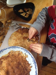 Lite större barn vill kanske hjälpa till att göra pannkaksfigurerna.