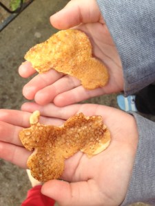 En pannkaksbil och en pannkaksmotorcykel, redo att bli uppätna.