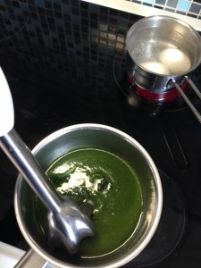 Mixa nässlorna med vanlig spenatsoppa.