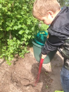 Min femårige son gräver med stor entusiasm.