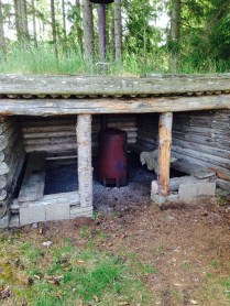 Gapahuk i skogen ger skydd för regn och vindar