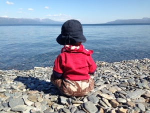 Ettåringen blickar ut över sjumilasjön Torneträsk och funderar över livet...