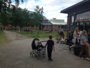 Familjär stämning på turiststationens gårdsplan. Här finns bl a hängmattor och möjlighet att lära sig gå på lina.