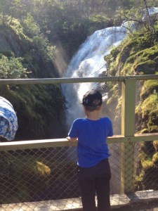 Härligt med svalka från vattenfallet, som att ta en dusch.