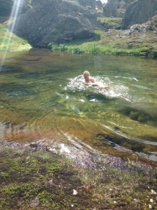 Klart man måste bada när det är så här fint!