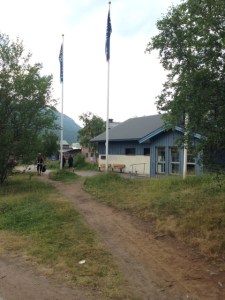 Naturum bredvid huvudbyggnaden. Här kan du lära om natur och djur, samt testa kasta lasso på renhorn.