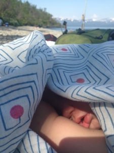 Ettåringen somnade och fick ligga i skugga under filten.