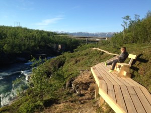 Nya spångar och ny bänk på ovansidan av canyonet. Vi njöt av kvällsolen. Bilden är tagen ca kl. nio på kvällen.