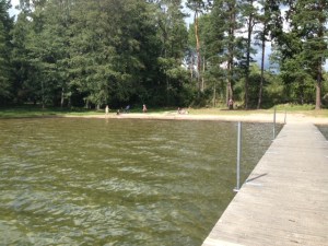 Utsikt mot stranden från bryggan.