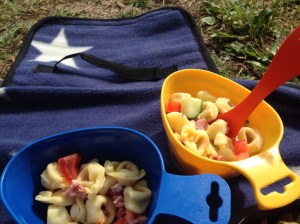 Dagens lunch: tortellini, gurka, tomat, bacon och oliver. Alla -  ettåringen, femåringen och 42-åringen - åt med god aptit .