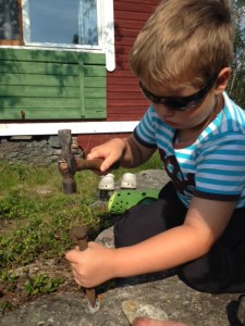 Viktigt med skyddsglasögon när man ska hacka på stenar.