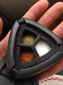 Våra favoritkryddor i skogen - örtsalt, kanel och socker.