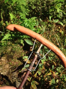 Därefter kan du sätta på korven och det finns ingen risk att den trillar av pinnen och hamnar i elden.