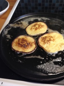 Mycket smör i stekpannan, då blir det gott och enkelt att vända pannkakorna.