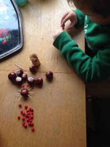 Stor koncentration när vi ska göra en familj av kastanjer och rönnbär...