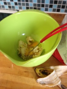 Mosa bananen och vispa ihop med ägg och mjöl.